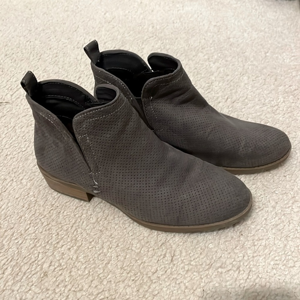 Universal Thread Gray Booties Size 6